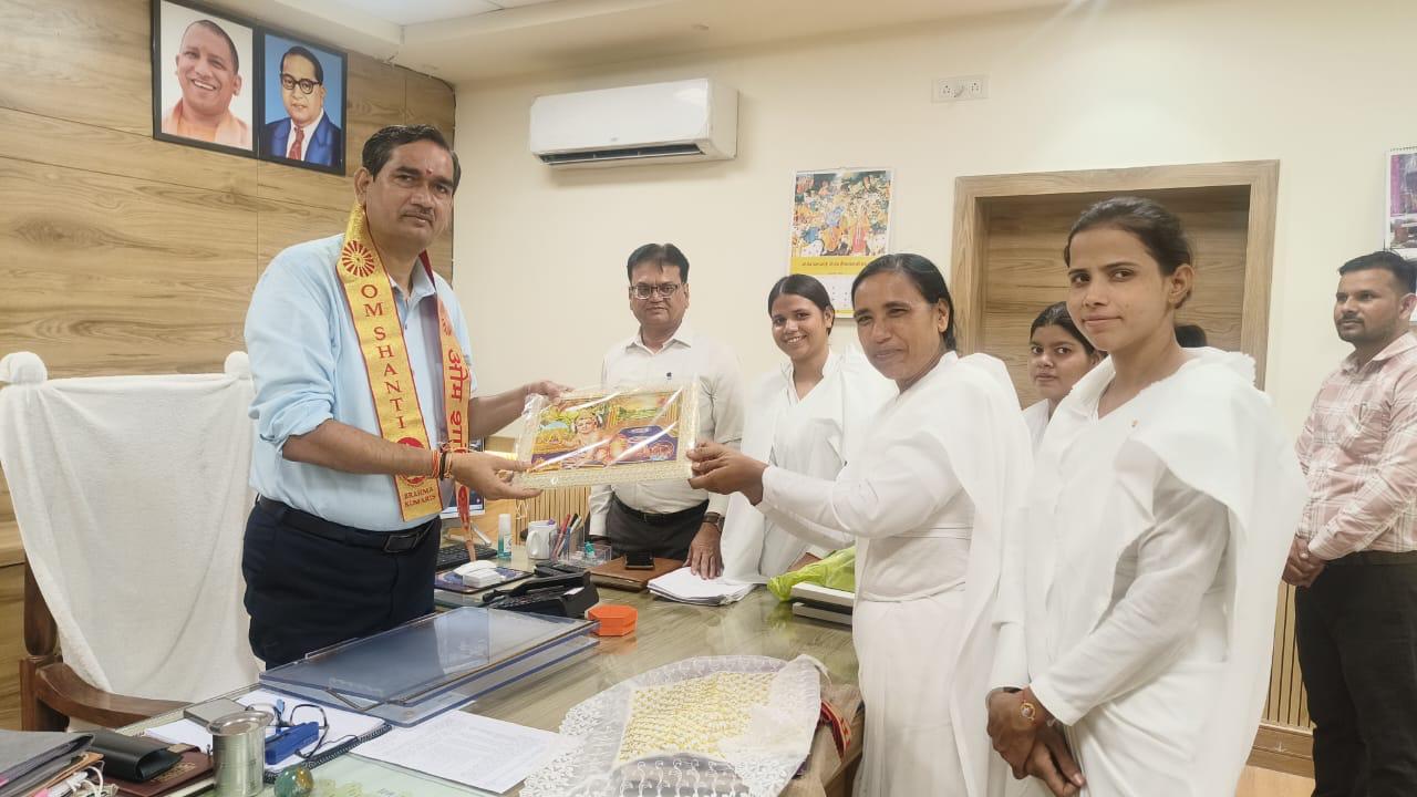 जिला अधिकारी समेत वरिष्ठ प्रशासनिक अधिकारियों को ब्रह्माकुमारी बहनों ने राखी बाँध कर मथुरा के सर्वांगीण विकास के लिए की मंगल कामनाएँ
