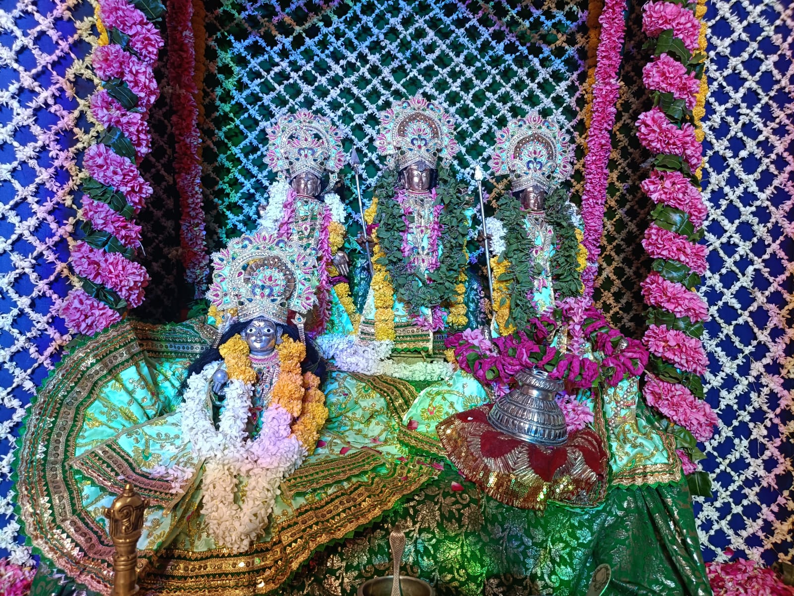 ठा. जानकी वल्लभ मंदिर में भव्य फूल बंगला, विद्वत संगोष्ठी में संतों ने रखे विचार