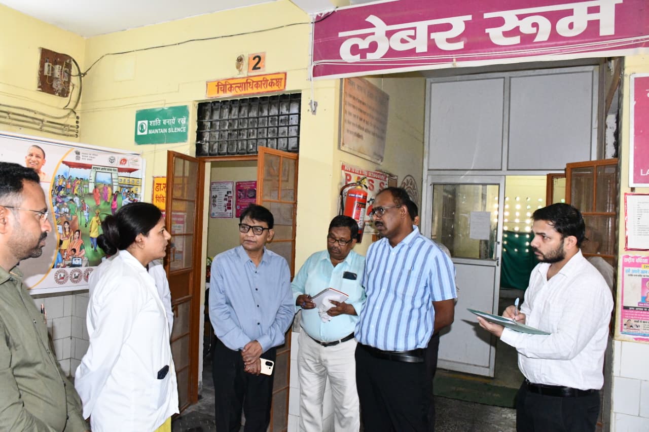 नवीन पीएचसी मटसेना में डीएम का औचक निरीक्षण, मरीजों से जाना स्वास्थ्य सेवाओं का हाल