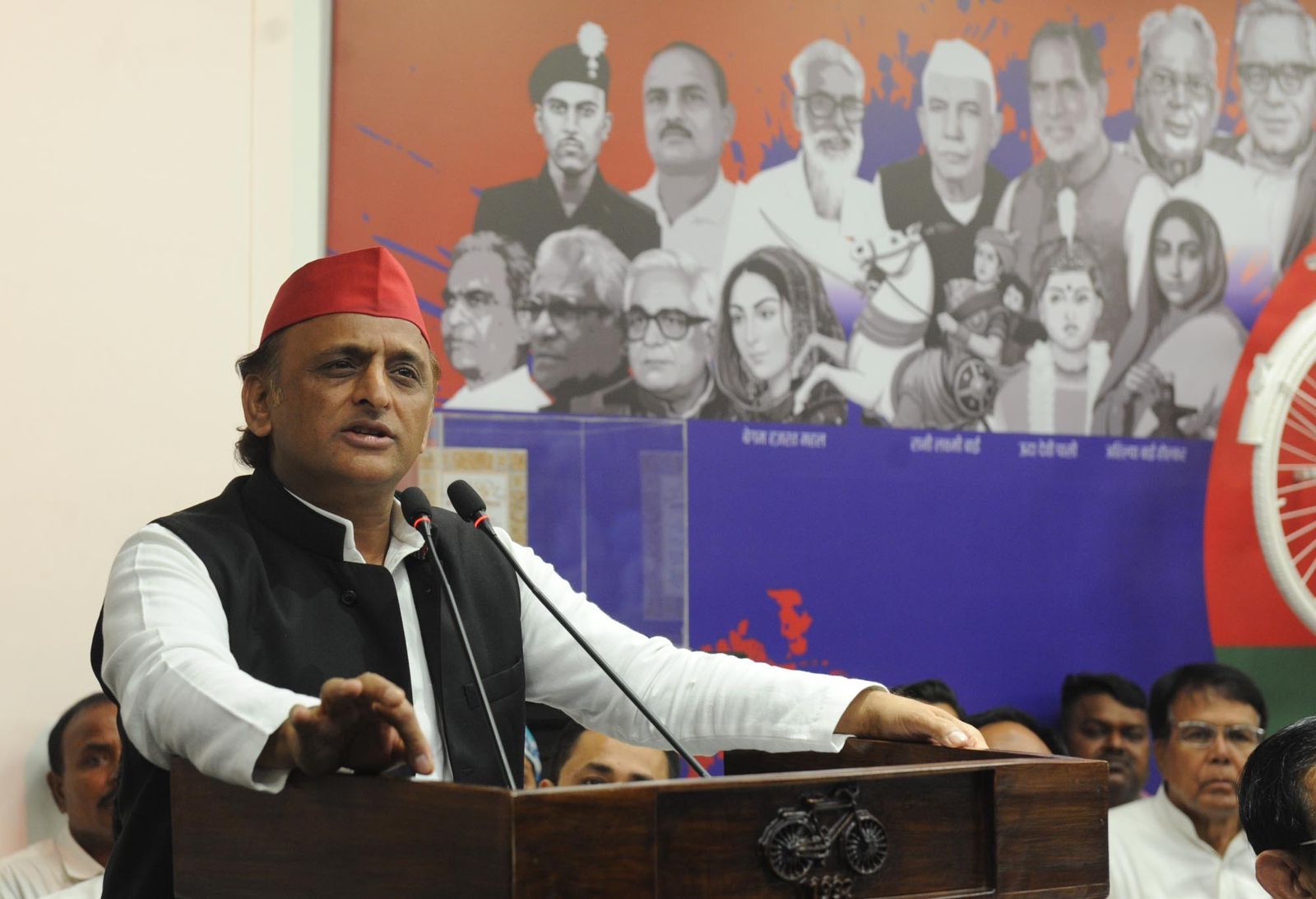 उत्तर प्रदेश में माफिया राज दूसरे राज्यों के गैंग बदमाश बीसों राउंड गोलियां चलाकर लोगों की हत्या कर रहे हैं: अखिलेश यादव