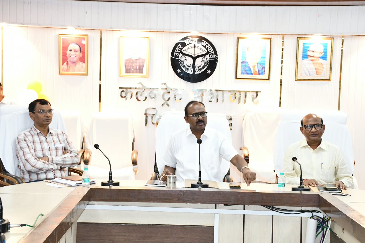 विधानसभा चुनाव-2027 की तैयारी तेज, ईवीएम की एफएलसी को लेकर राजनीतिक दलों के साथ बैठक