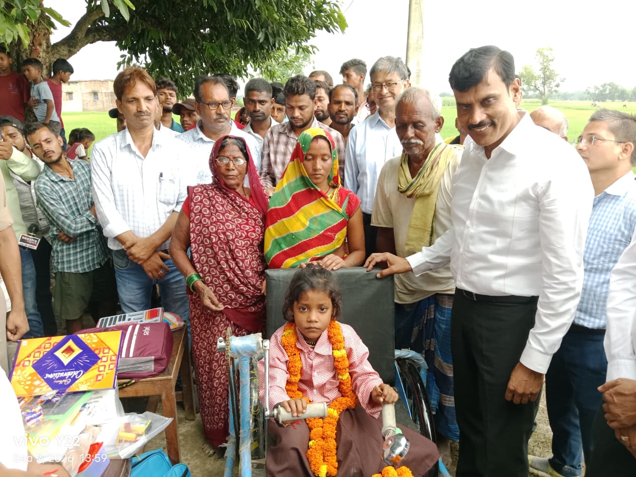 योगी सरकार की संवेदनशील पहल, डीएम खुद ट्राइसिकिल लेकर पहुंचे रागिनी के दरवाजे