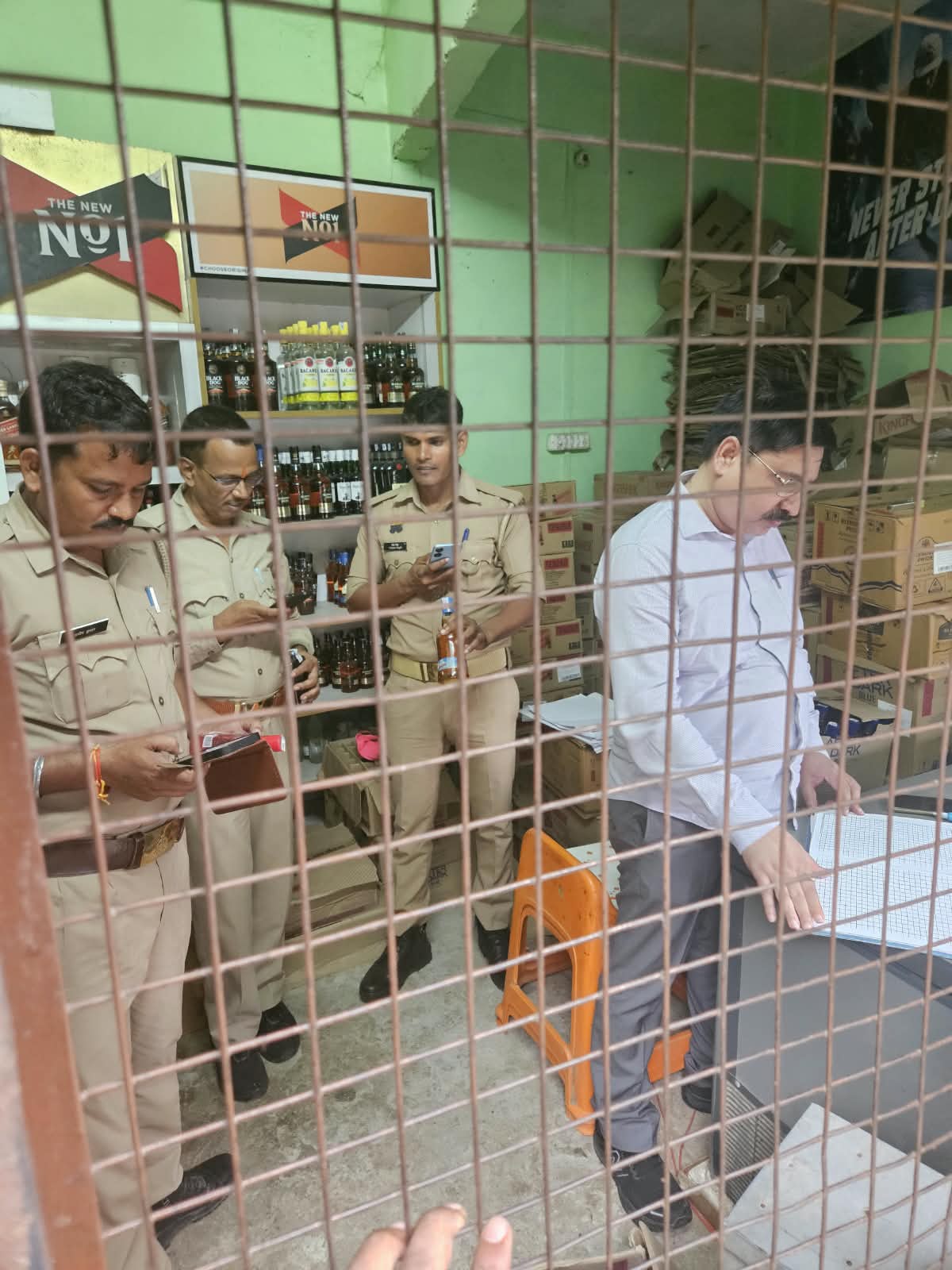 आबकारी विभाग ने शिकोहाबाद में शराब दुकानों का किया निरीक्षण, दिए जरूरी निर्देश