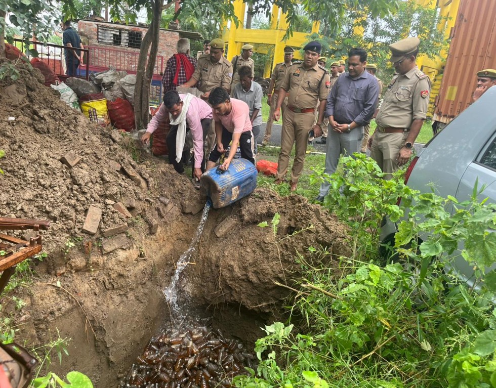 रामगढ़ पुलिस ने 345 मुकदमों में जब्त माल का कराया निस्तारण, 8.17 लाख की अवैध शराब नष्ट