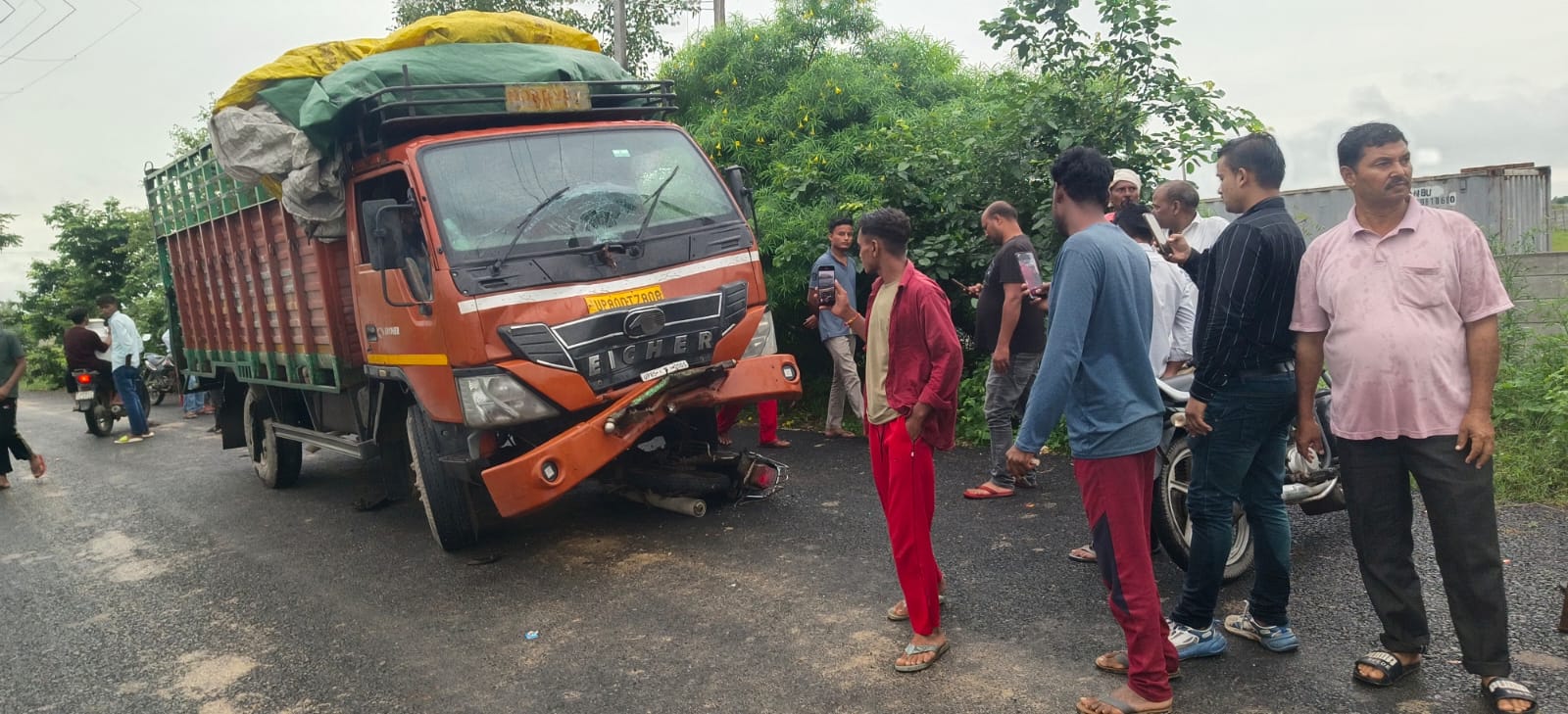ओल रोड पर हादसा, ट्रक ने बाइक सवारों को मारी टक्कर, दो युवक गंभीर