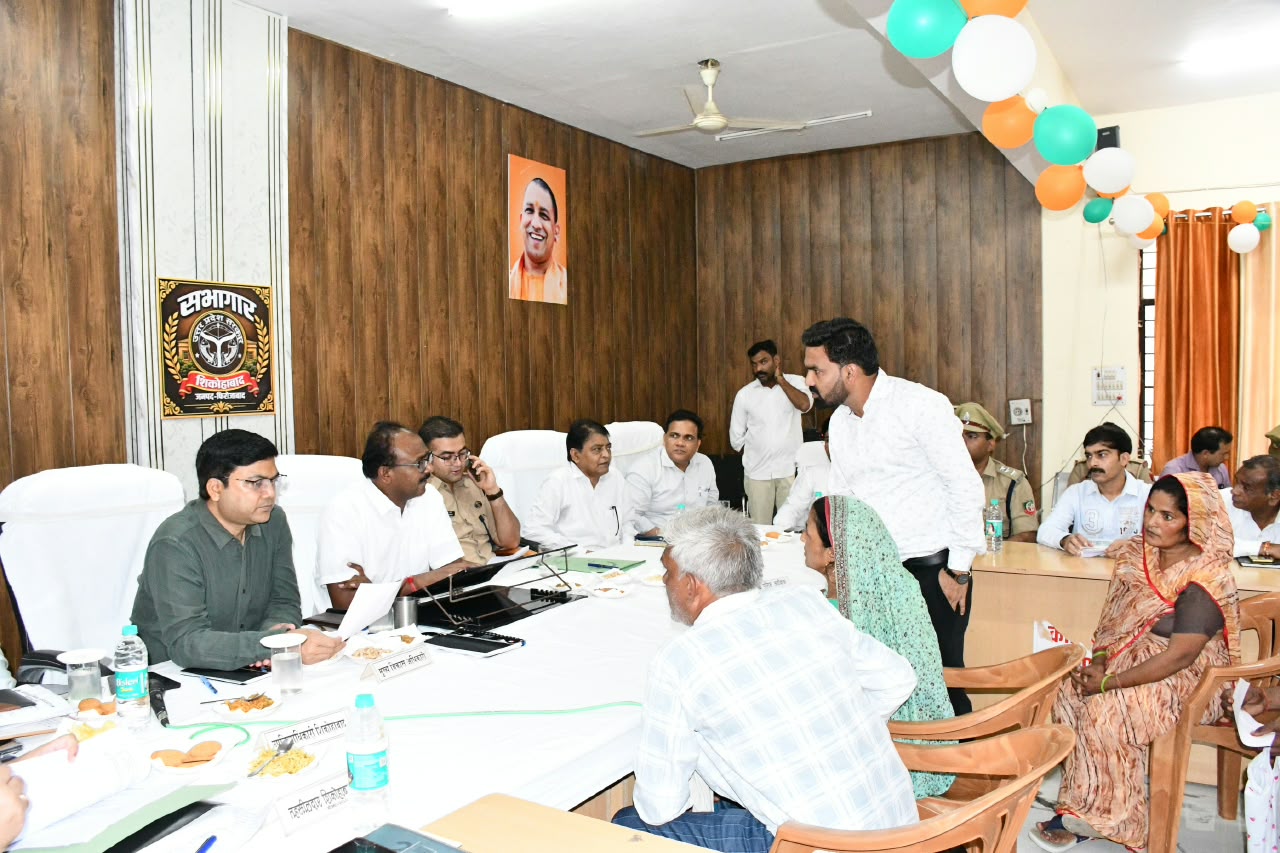 शिकोहाबाद में संपूर्ण समाधान दिवस: डीएम ने सुनीं 97 शिकायतें, 12 का मौके पर निस्तारण