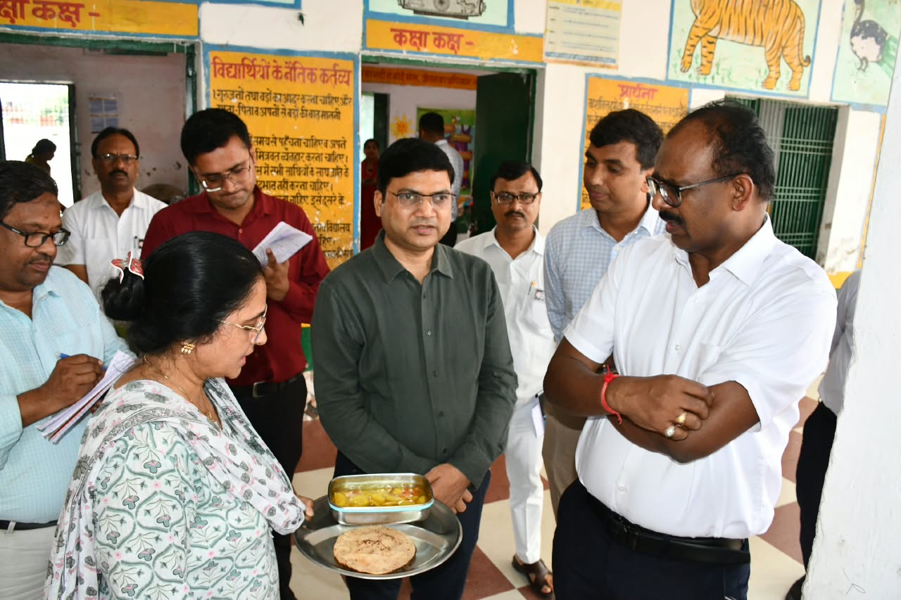डीएम ने प्राथमिक विद्यालय किशनपुर का किया औचक निरीक्षण, बच्चों की पढ़ाई परखी