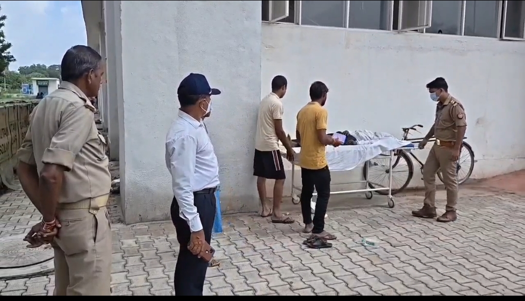 पर्चा बनवाने गया बेटा, स्ट्रेचर पर पिता की मौत*मेडिकल कॉलेज की इमरजेंसी व्यवस्था पर उठे गंभीर सवाल