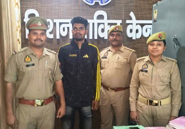 स्कूल की छात्राओं पर अश्लील गाने व इशारे करने वाला युवक गिरफ्तार