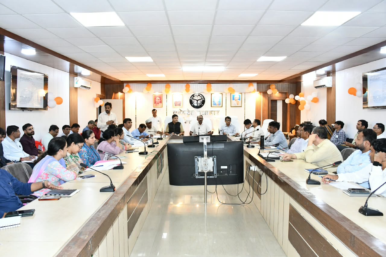 डीएम संतोष कुमार शर्मा ने अधिकारियों को दिए निर्देश, बोले- ‘नागरिक से लाभार्थी’ तक की दूरी खत्म कर शत-प्रतिशत सैचुरेशन का लक्ष्य करें हासिल
