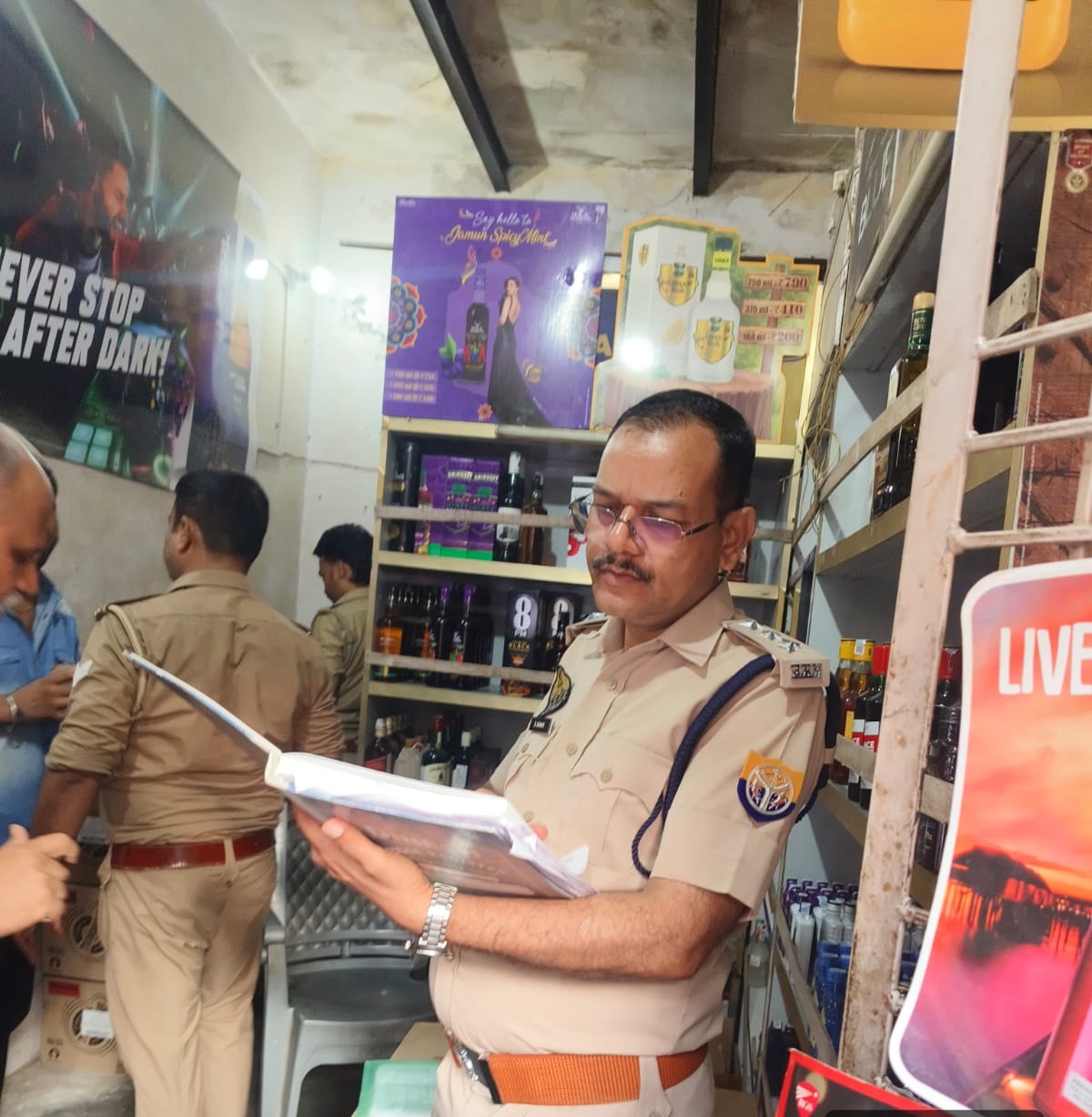आबकारी विभाग ने शराब दुकानों का किया निरीक्षण, दिए आवश्यक निर्देश