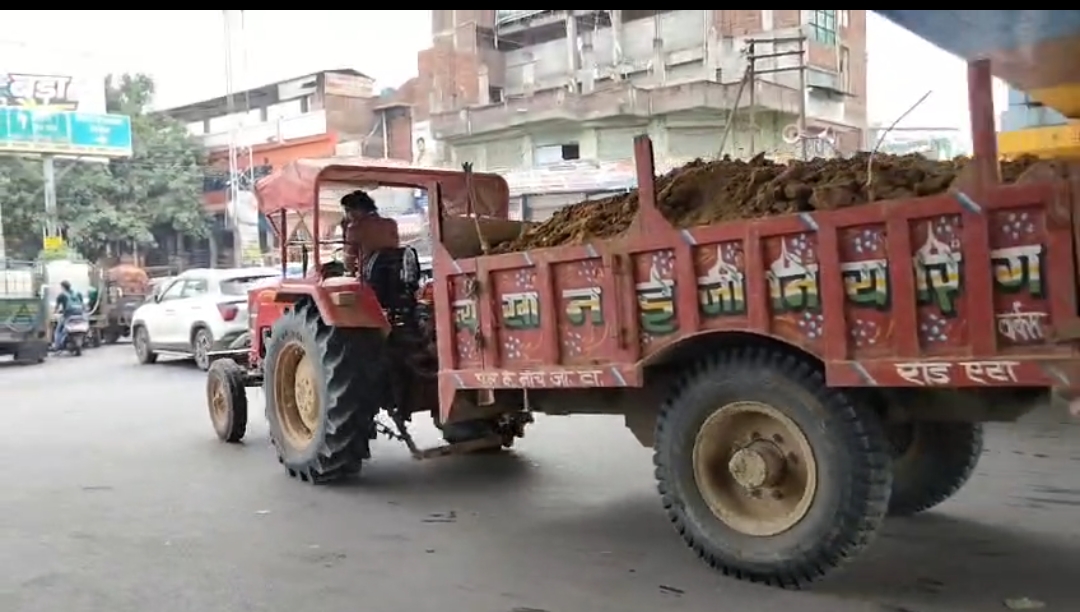 बेखौफ खनन माफिया से कॉलोनीवासी परेशान, ओवरलोड ट्रैक्टरों से उड़ रही मिट्टी और धूल