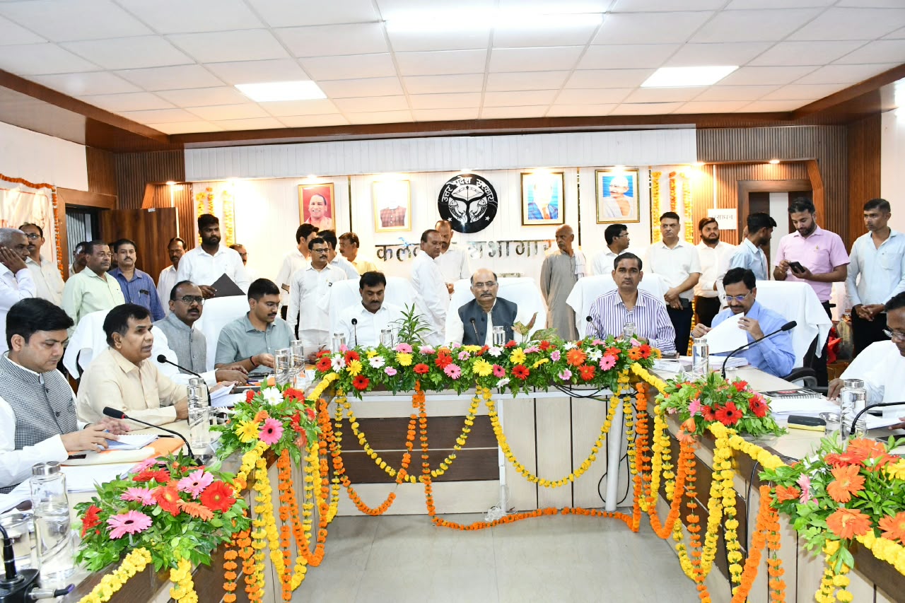 मंडलीय समीक्षा बैठक में विकास योजनाओं की समीक्षा, आयुक्त ने दिए समयबद्ध कार्य पूर्ण करने के निर्देश