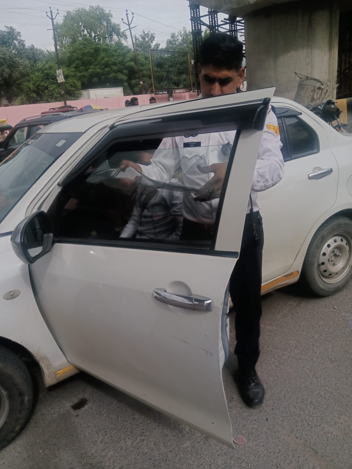 यातायात पुलिस ने चलाया विशेष अभियान, अतिक्रमण हटाकर 7 वाहनों से उतरवाई काली फिल्म