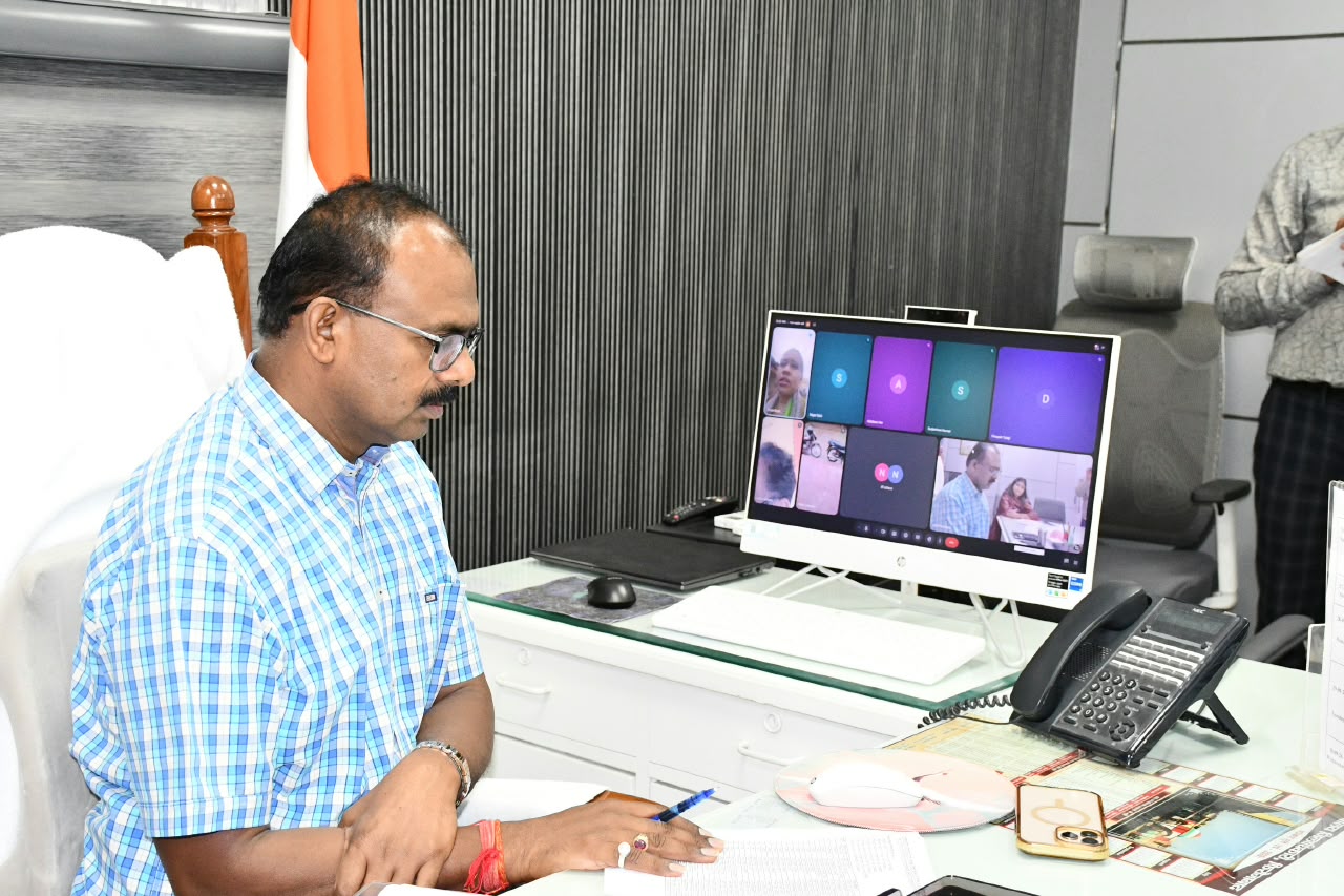 डीएम ने लाइव स्ट्रीमिंग से देखी गौशालाओं की स्थिति, बारिश को लेकर अधिकारियों को किया अलर्ट