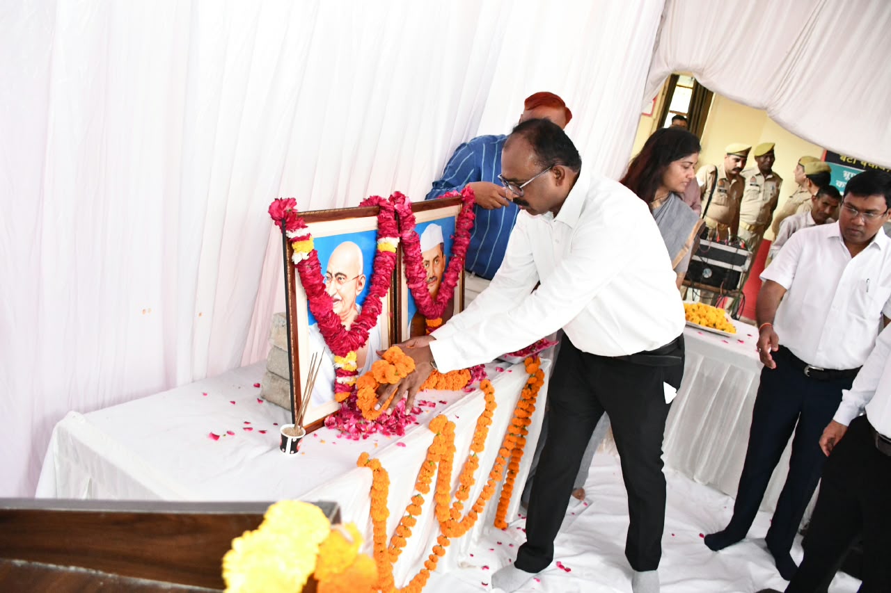 गांधी-शास्त्री जयंती पर कलेक्ट्रेट में भव्य समारोह, डीएम ने महापुरुषों के आदर्शों पर चलने का दिया संदेश