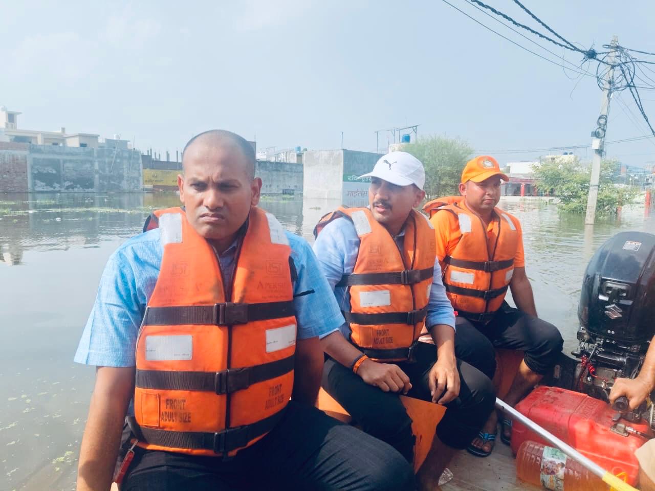 सीएम योगी के निर्देश पर लखनऊ के बाढ़ प्रभावित इलाकों में युद्धस्तर पर राहत अभियान, डीएम ने संभाली कमान