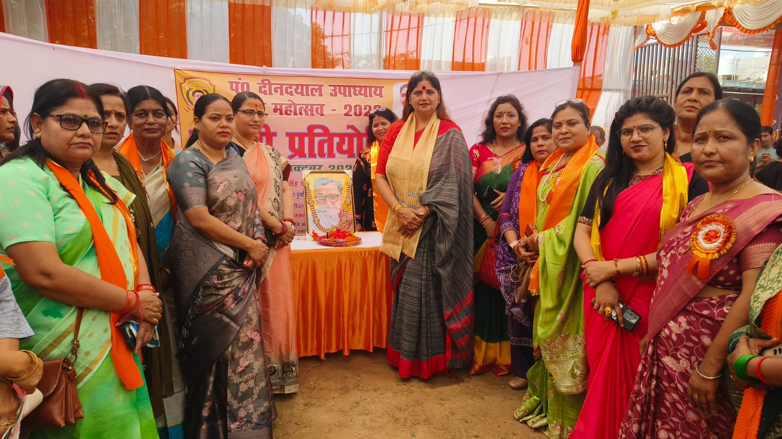 महिला आयोग अध्यक्ष ने कहा- रील नहीं किताबों में भविष्य खोजें बेटियां, दीनदयाल धाम में किया सम्मानित