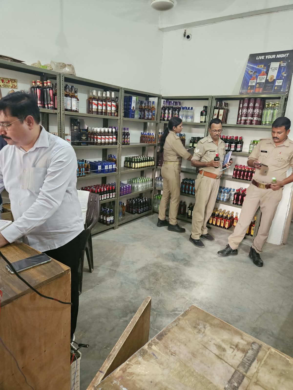 शराब की दुकानों का आबकारी विभाग ने किया निरीक्षण