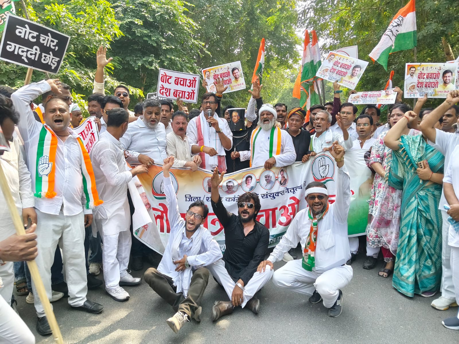 फिरोजाबाद में कांग्रेस का ‘लोकतंत्र बचाओ’ पैदल मार्च, चुनाव आयुक्त के खिलाफ की नारेबाजी