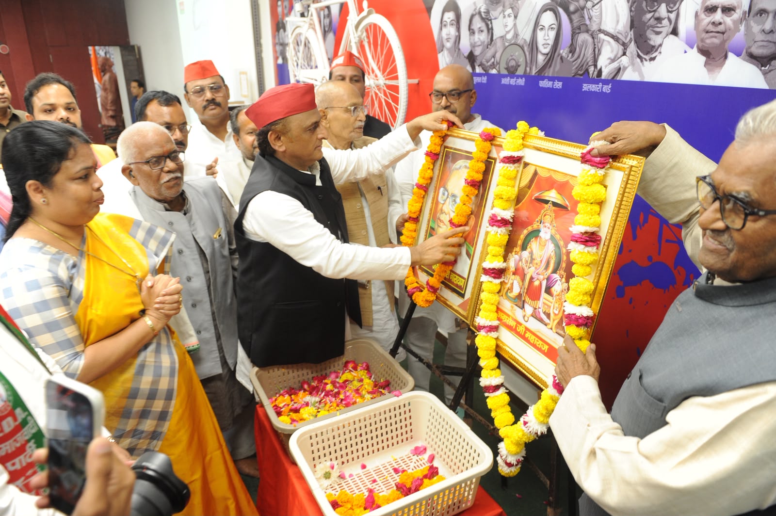 अखिलेश यादव ने किया महाराजा अग्रसेन को नमन
