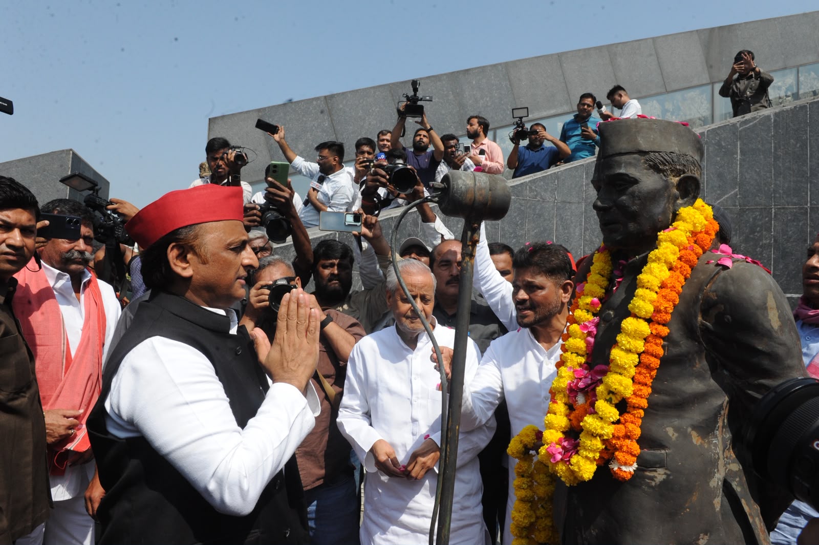 जयप्रकाश नारायण ने लोकतांत्रिक मूल्यों को बचाने के लिए पूरा जीवन समर्पित कर दिया: अखिलेश यादव