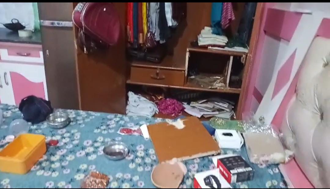 थाने से 500 मीटर दूर चोरों का धावा, फर्नीचर कारोबारी के घर से 5.65 लाख कैश और लाखों के जेवरात उड़े, पुलिस गश्त पर उठे सवाल