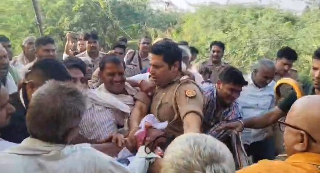 छाता चीनी मिल पर किसानों का प्रदर्शन: पुतला दहन को लेकर पुलिस और किसानों के बीच हुई तीखी नोकझोंक