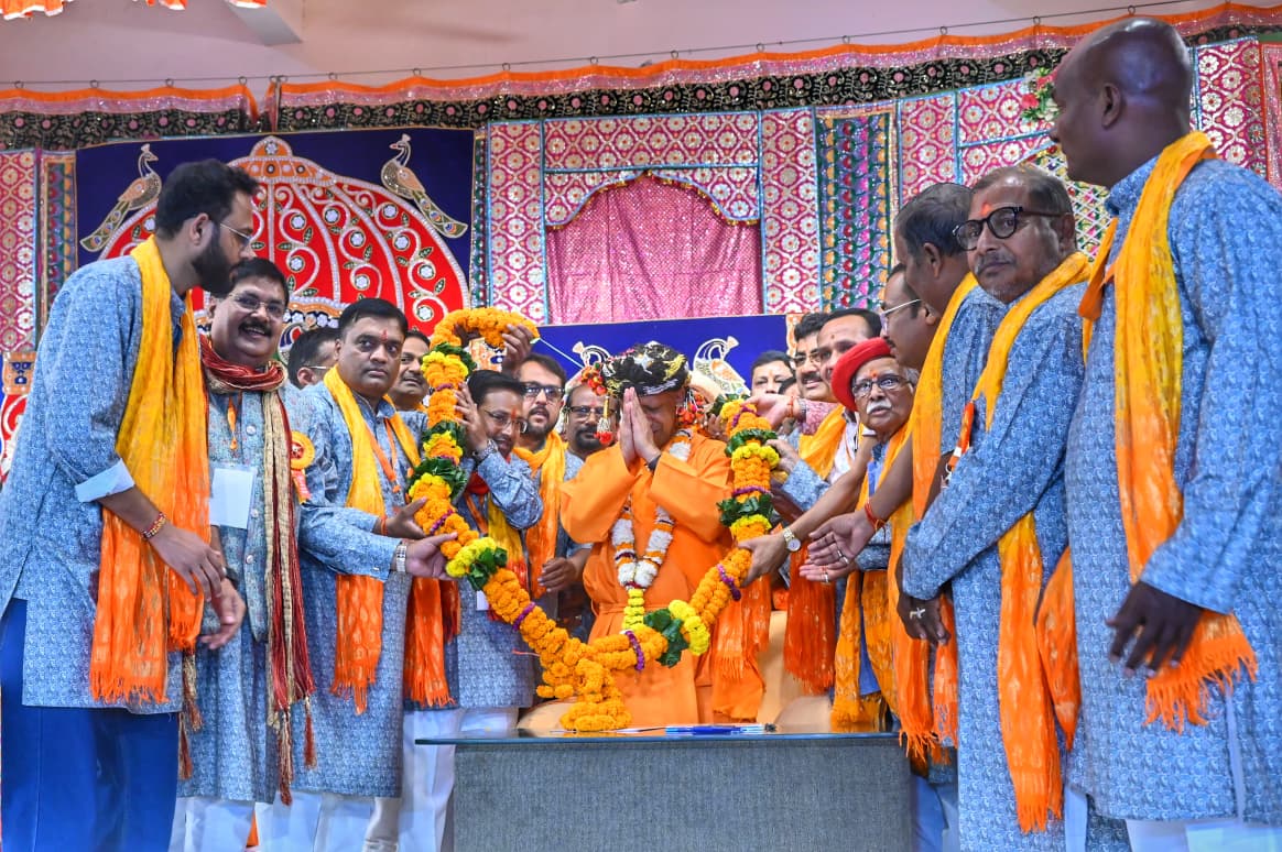 दिव्य आभा के साथ निकली गोरक्षपीठाधीश्वर की विजयादशमी शोभायात्रा