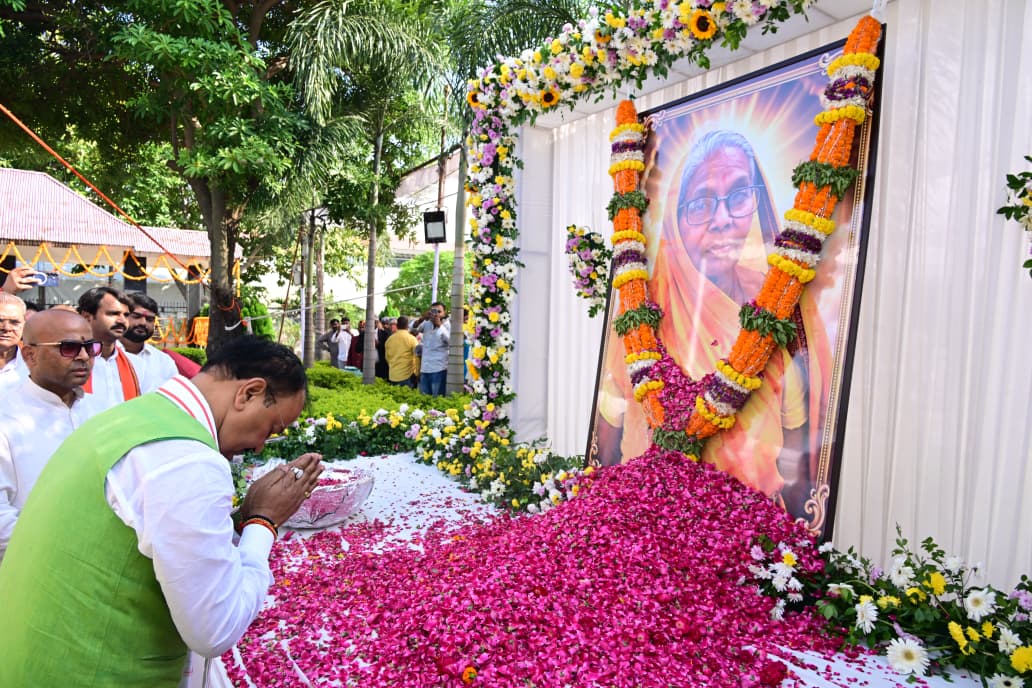 उप मुख्यमंत्री केशव प्रसाद मौर्य ने पूर्व सांसद हरीश द्विवेदी की माता स्वर्गीय यशोदा देवी जी को दी श्रद्धांजलि