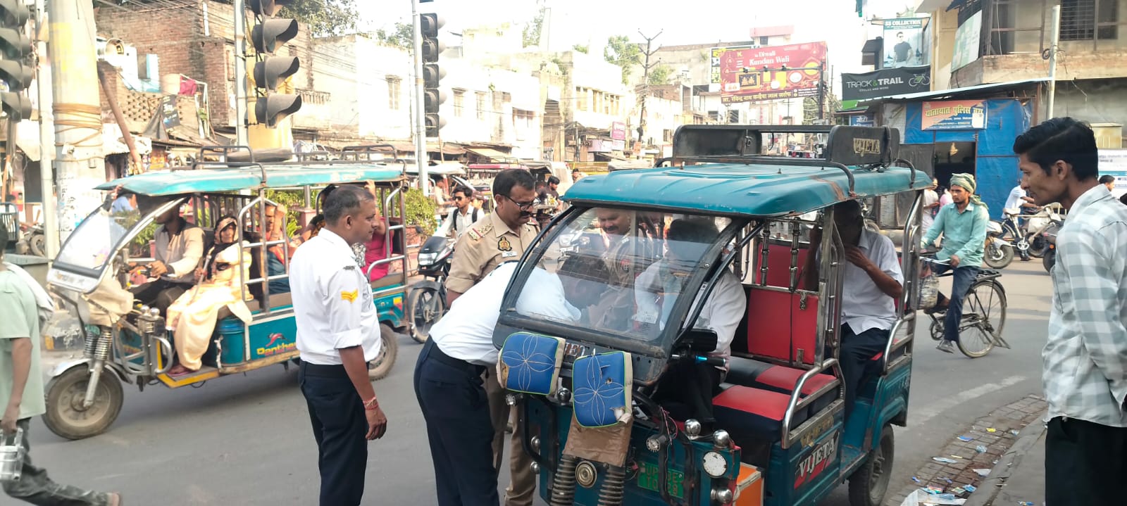 यातायात पुलिस का विशेष अभियान: 43 ई-रिक्शा के चालान, दो ऑटो सीज