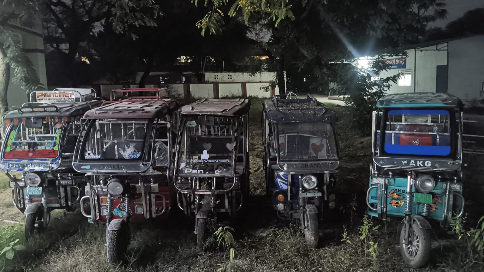 ऑटो-ई-रिक्शा पर लगे लाउडस्पीकर उतरवाए, सात वाहन सीज