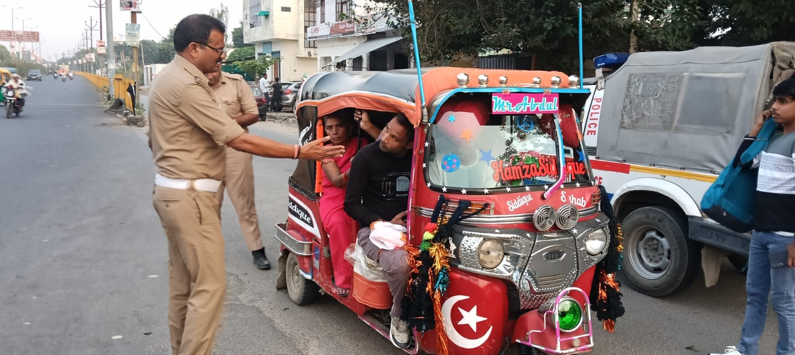 यातायात पुलिस का अभियान: 78 ऑटो-ई-रिक्शा समेत 970 वाहनों के चालान, छह ऑटो सीज