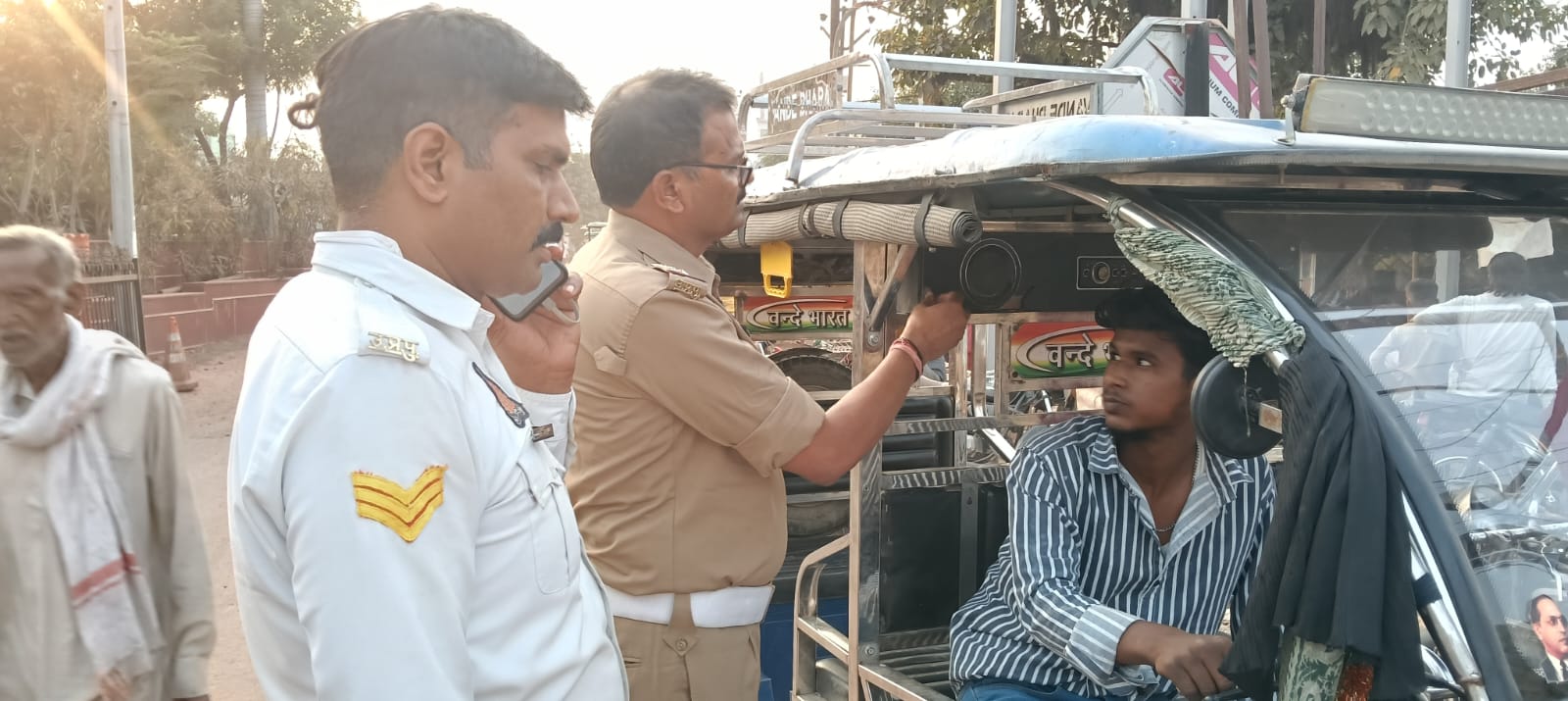साउंड स्पीकर लगाकर चल रहे पांच ई-रिक्शा पर यातायात पुलिस की कार्रवाई