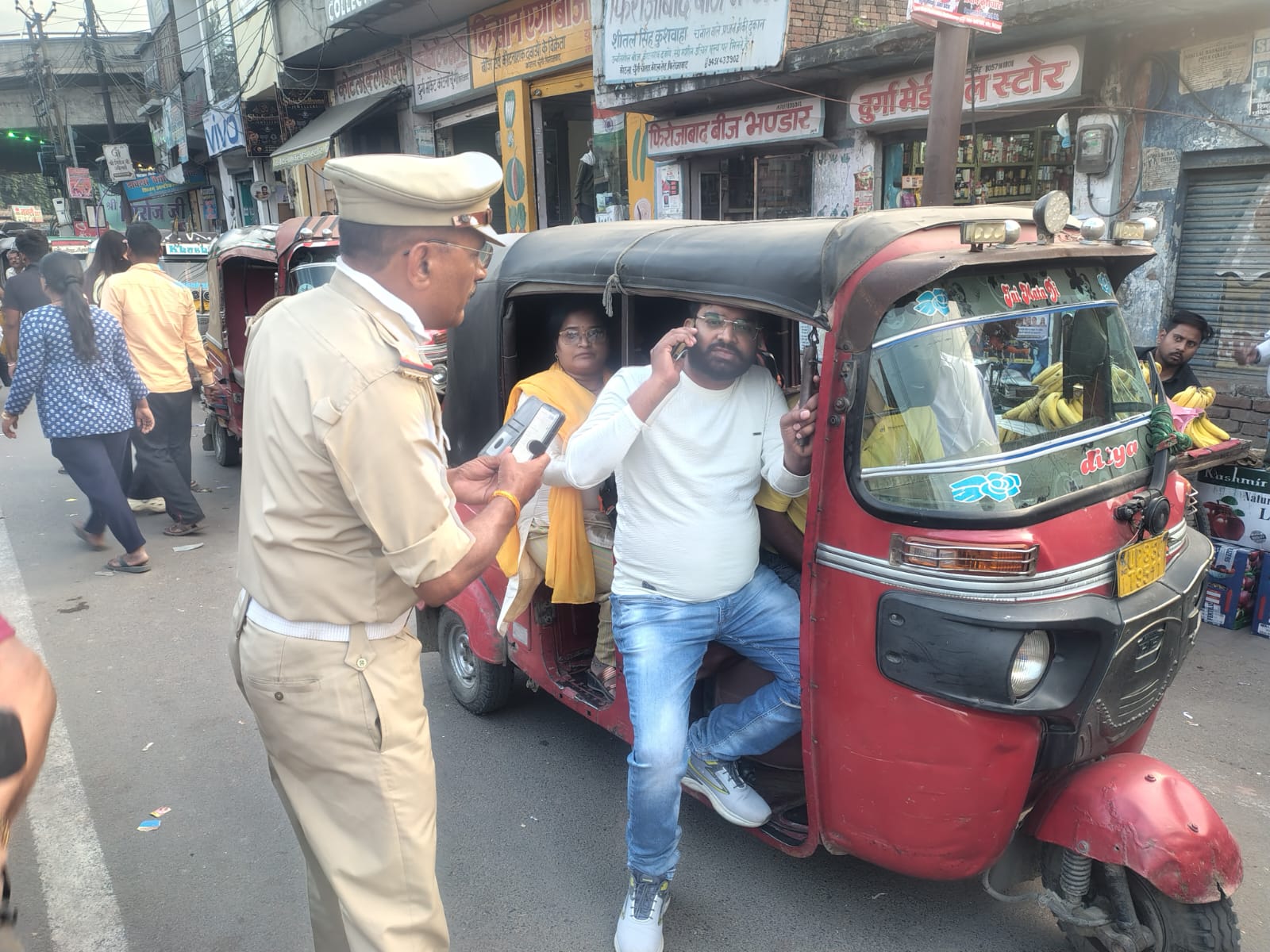 फिरोजाबाद में यातायात पुलिस का अभियान, 793 वाहनों के चालान, 4 ई-रिक्शा और ऑटो सीज