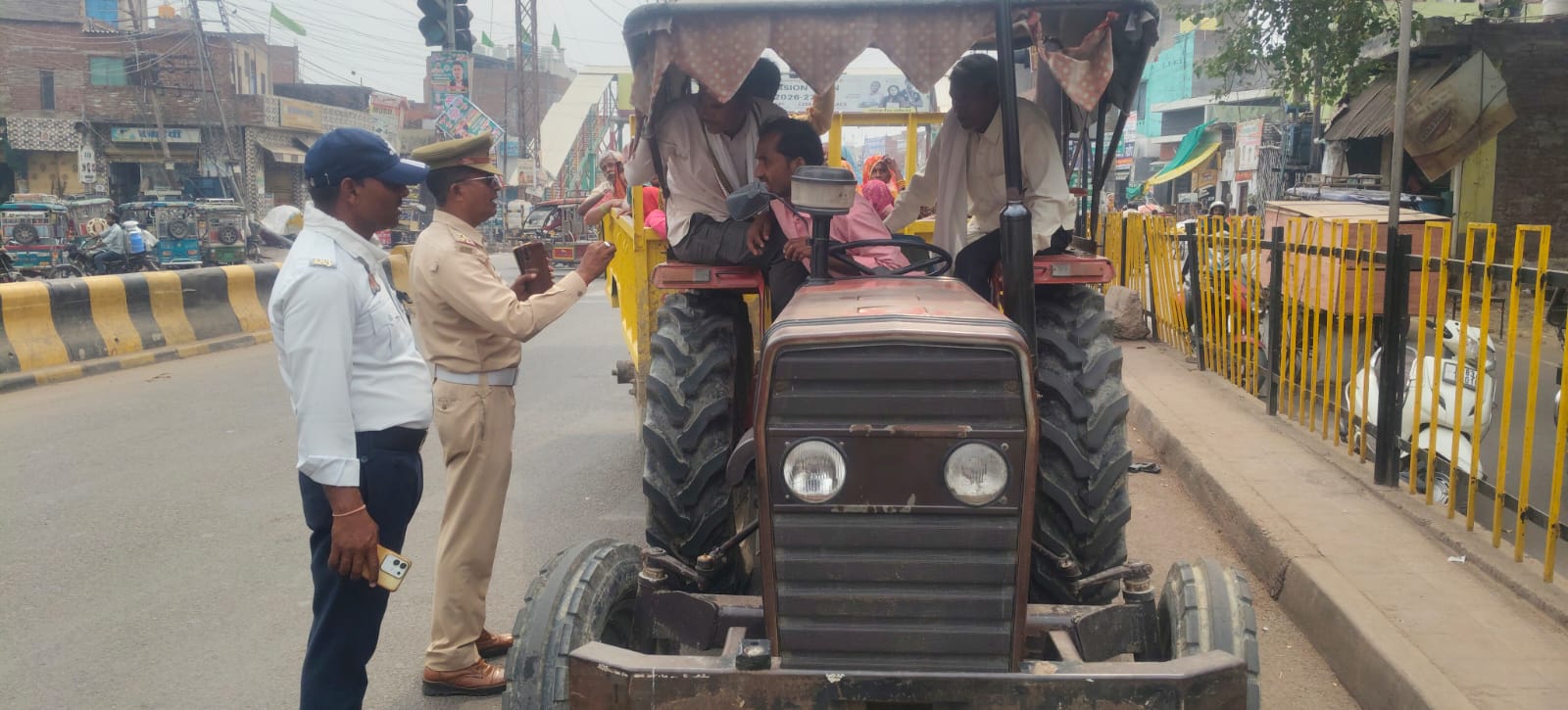 फिरोजाबाद में यातायात पुलिस का अभियान, 811 वाहनों के चालान