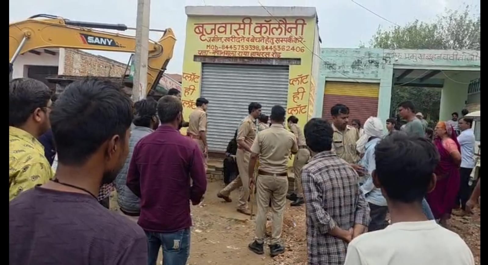 राया-अंडरपास निर्माण के दौरान दुकान तोड़ने पर भड़के लोग, रेलवे पर पक्षपात का आरोप; दो लोग हिरासत में लिए