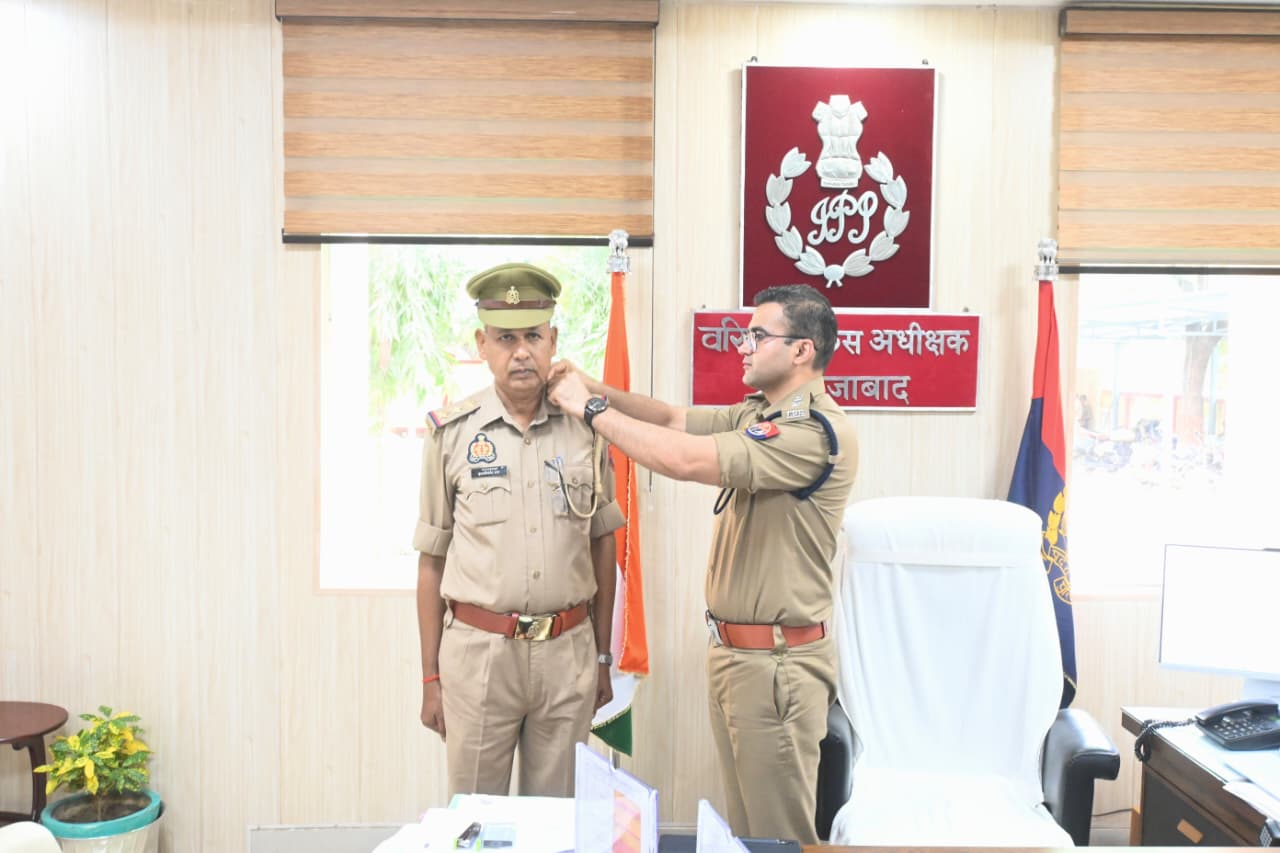 उपनिरीक्षक से निरीक्षक बने बृजकिशोर राय और शेरपाल सिंह, SSP ने कंधों पर लगाए स्टार