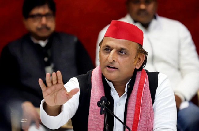 रुपए के गिरने और भाजपा की छवि के बीच जबरदस्त मुकाबला चल रहा है: अखिलेश यादव