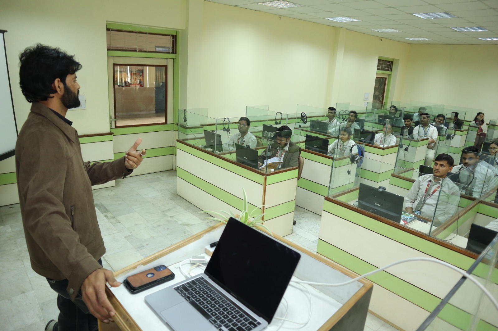 राजीव एकेडमी में मोबाइल ऐप्स डेवलपमेंट में एआई के प्रभाव पर हुई कार्यशाला