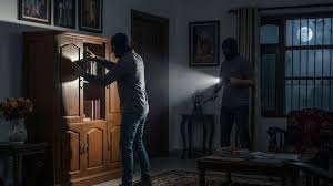 लखनऊ गए व्यापारी के सूने घर में लाखों की चोरी, ताले तोड़कर ले गए सोना-चांदी और LED टीवी